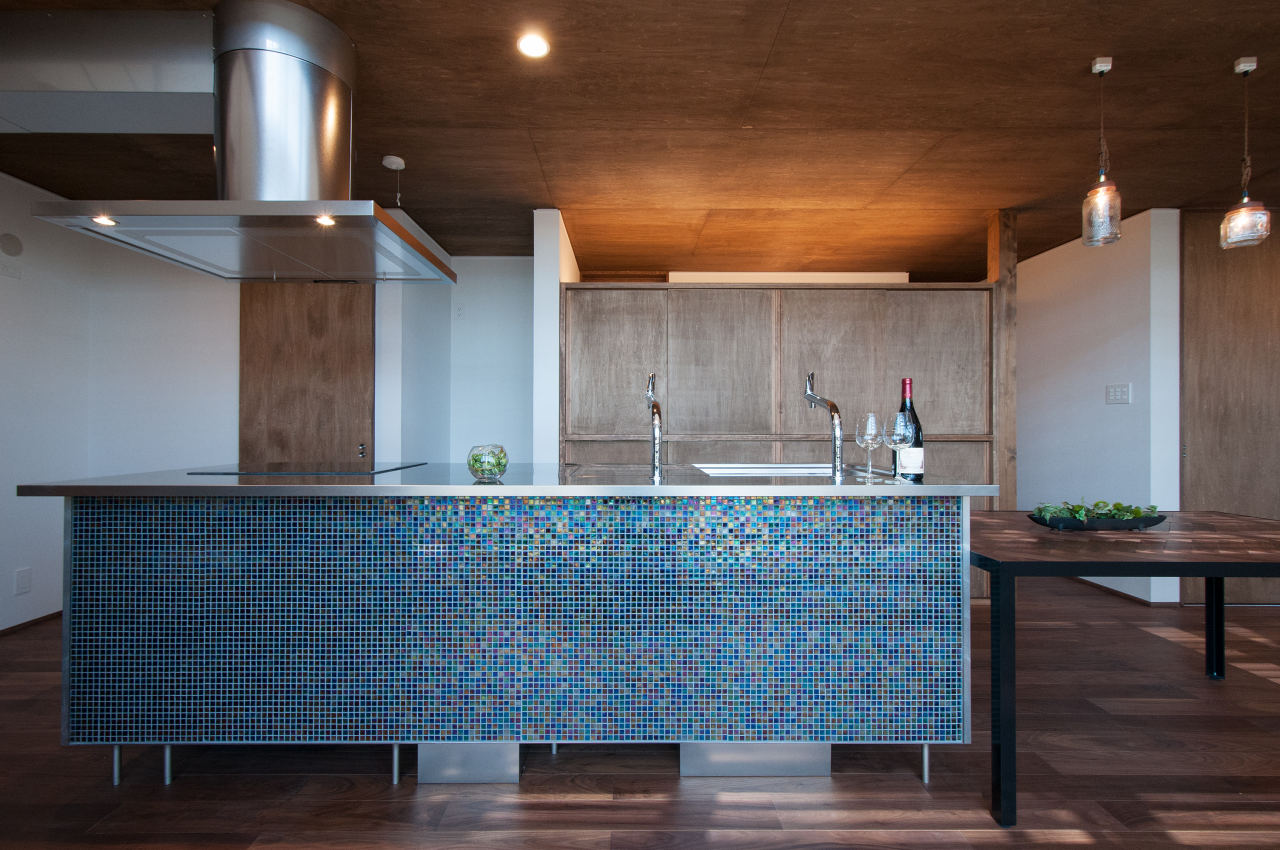 Tủ bếp lấp lánh từ gạch mosaic
